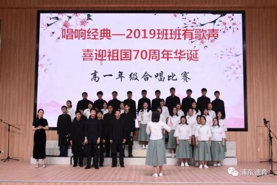 男子边打电话边救人,徒手接住坠楼孩子